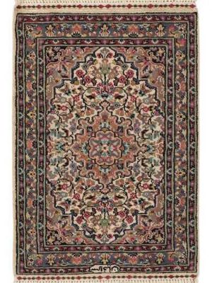 Tappeto persiano originale multan, con medaglione centrale e intricati motivi decorativi floreali su tutto il campo e il bordo del tappeto