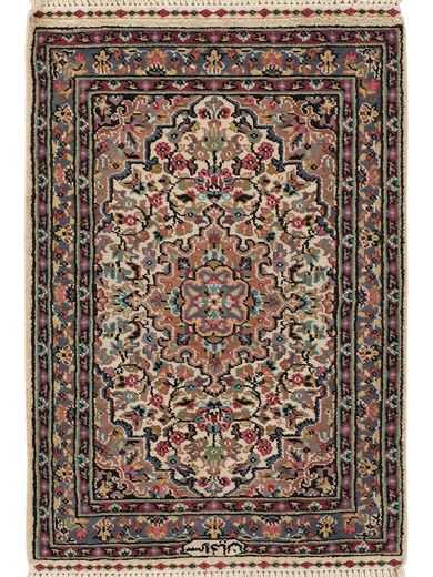 Tappeto persiano originale multan, con medaglione centrale e intricati motivi decorativi floreali su tutto il campo e il bordo del tappeto