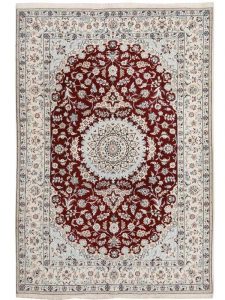 Tappeto persiano originale nain nola con medaglione centrale bianco su sfondo rosso, decorato con motivi floreali bianchi e azzurri