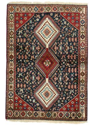 Tappeto persiano originale yalameh con triplo medaglione centrale geometrico a rombi uncinati e motivi floreali stilizzati su campo blu, con spesso bordo decorato a rombi