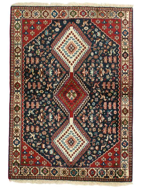 Tappeto persiano originale yalameh con triplo medaglione centrale geometrico a rombi uncinati e motivi floreali stilizzati su campo blu, con spesso bordo decorato a rombi