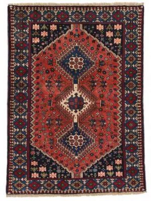 Tappeto persiano originale yalameh con triplo medaglione centrale geometrico a rombi uncinati e motivi floreali stilizzati su campo rosso, con spesso bordo decorato a rombi