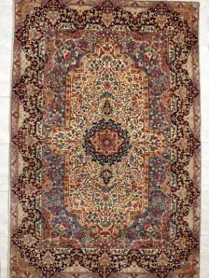 Tappeto orientale bercana con medaglione centrale e intricati dettagli decorativi floreali su tutto il campo e il bordo del tappeto