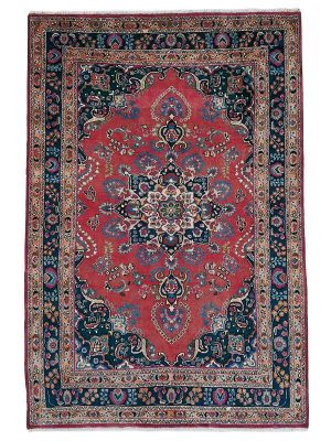 Tappeto persiano mashad con medaglione centrale blu, intricati dettagli decorativi floreali su campo rosso e sullo spesso bordo blu