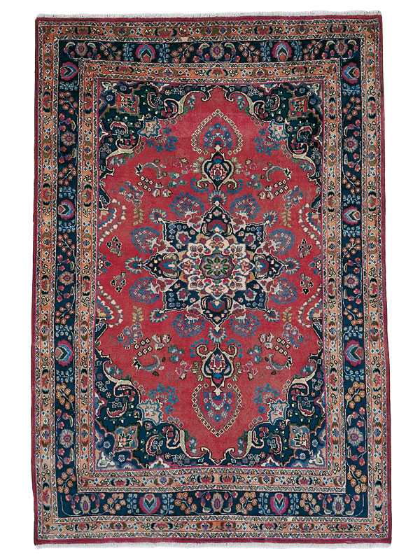 Tappeto persiano mashad con medaglione centrale blu, intricati dettagli decorativi floreali su campo rosso e sullo spesso bordo blu