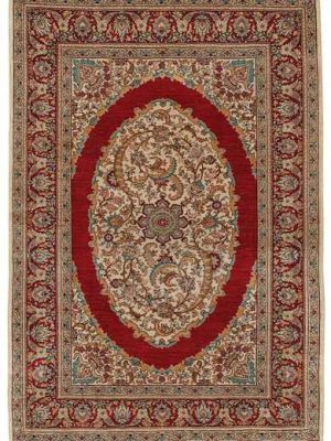 Tappeto hereke seta con medaglione centrale bianco su sfondo rosso e intricati dettagli decorativi sul medaglione, sullo spesso bordo e agli angoli del tappeto