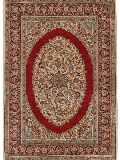 Tappeto hereke seta con medaglione centrale bianco su sfondo rosso e intricati dettagli decorativi sul medaglione, sullo spesso bordo e agli angoli del tappeto