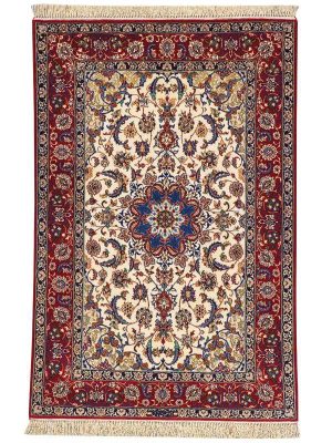 Tappeto persiano isfahan con medaglione centrale blu, e intricati dettagli decorativi floreali su campo bianco e sullo spesso bordo rosso