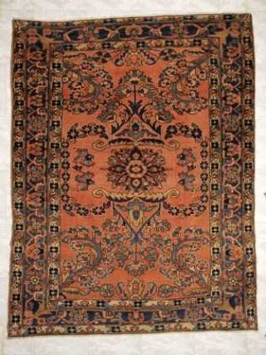 Tappeto lilian antico con medaglione centrale floreale e dettagli floreali stilizzati su fondo arancio e sullo spesso bordo arancio e blu