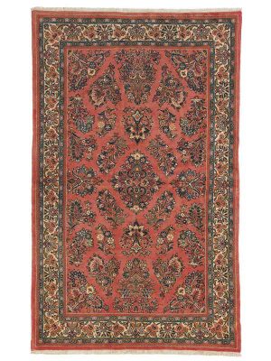 Tappeto persiano saruq con intricati dettagli decorativi floreali su campo rosso e sullo spesso bordo bianco
