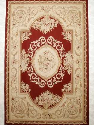Tappeto cinese aubusson con medaglione centrale e motivi decorativi floreali crema su fondo rosso e lo spesso bordo classico crema