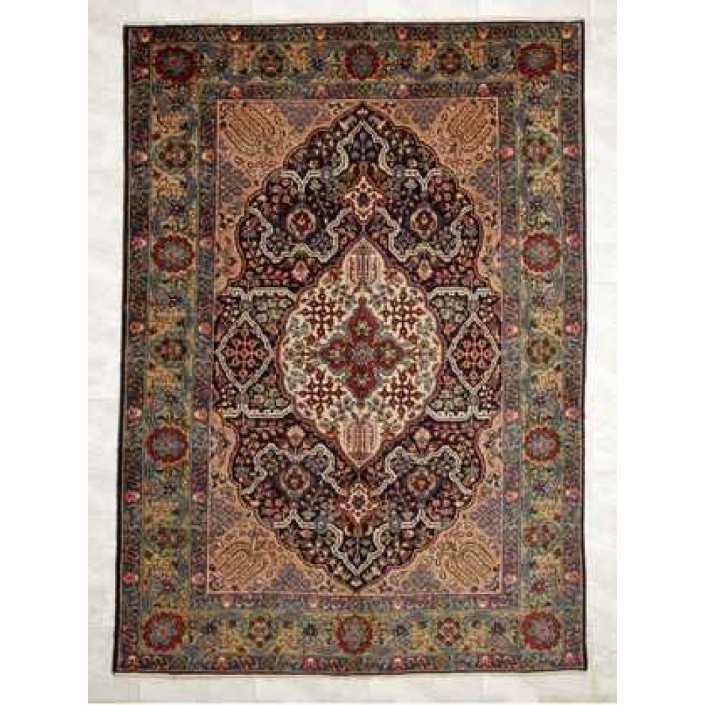 Tappeto tabriz antico con medaglione centrale bianco su fondo blu scuro e intricati dettagli decorativi sul fondo e sul bordo del tappeto