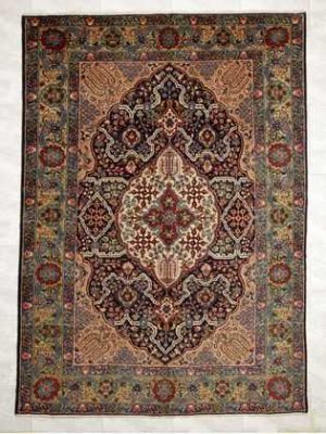 Tappeto tabriz antico con medaglione centrale bianco su fondo blu scuro e intricati dettagli decorativi sul fondo e sul bordo del tappeto