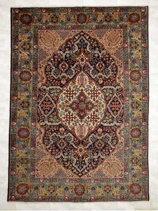 Tappeto tabriz antico con medaglione centrale bianco su fondo blu scuro e intricati dettagli decorativi sul fondo e sul bordo del tappeto