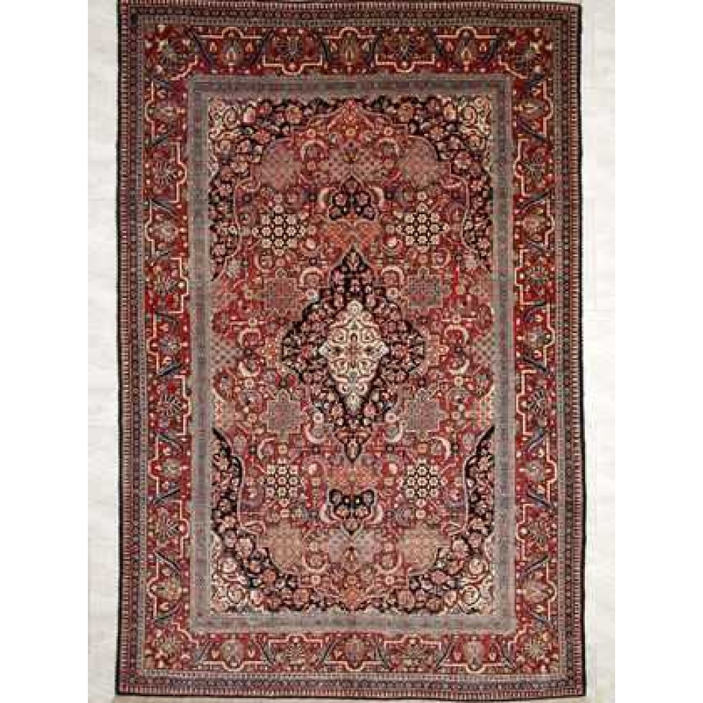 Tappeto keshan antico con medaglione centrale bianco e blu su campo rosso e intricati dettagli decorativi sul campo e lo spesso bordo del tappeto