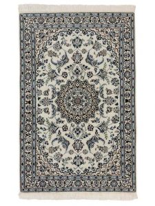 Tappeto persiano nain nola con medaglione centrale blu, intricati dettagli decorativi floreali blu e bianchi su campo bianco e spesso bordo