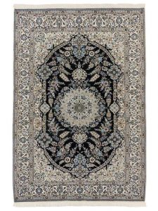Tappeto persiano nain nola con medaglione centrale bianco, intricati dettagli decorativi floreali blu e bianchi su campo blu e spesso bordo