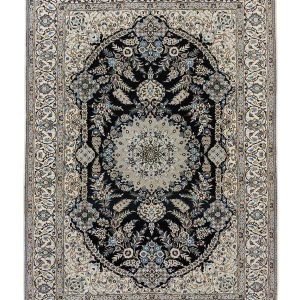 Tappeto persiano nain nola con medaglione centrale bianco, intricati dettagli decorativi floreali blu e bianchi su campo blu e spesso bordo