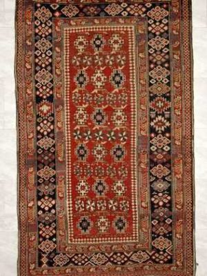 Tappeto shirvan antico con motivi decorativi geometrici a tutto campo rosso e sullo spesso bordo rosso e blu