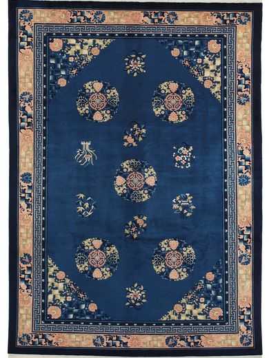 Tappeto cinese antik finish con medaglione centrale e motivi decorativi floreali blu sul bordo rosa e il campo blu del tappeto