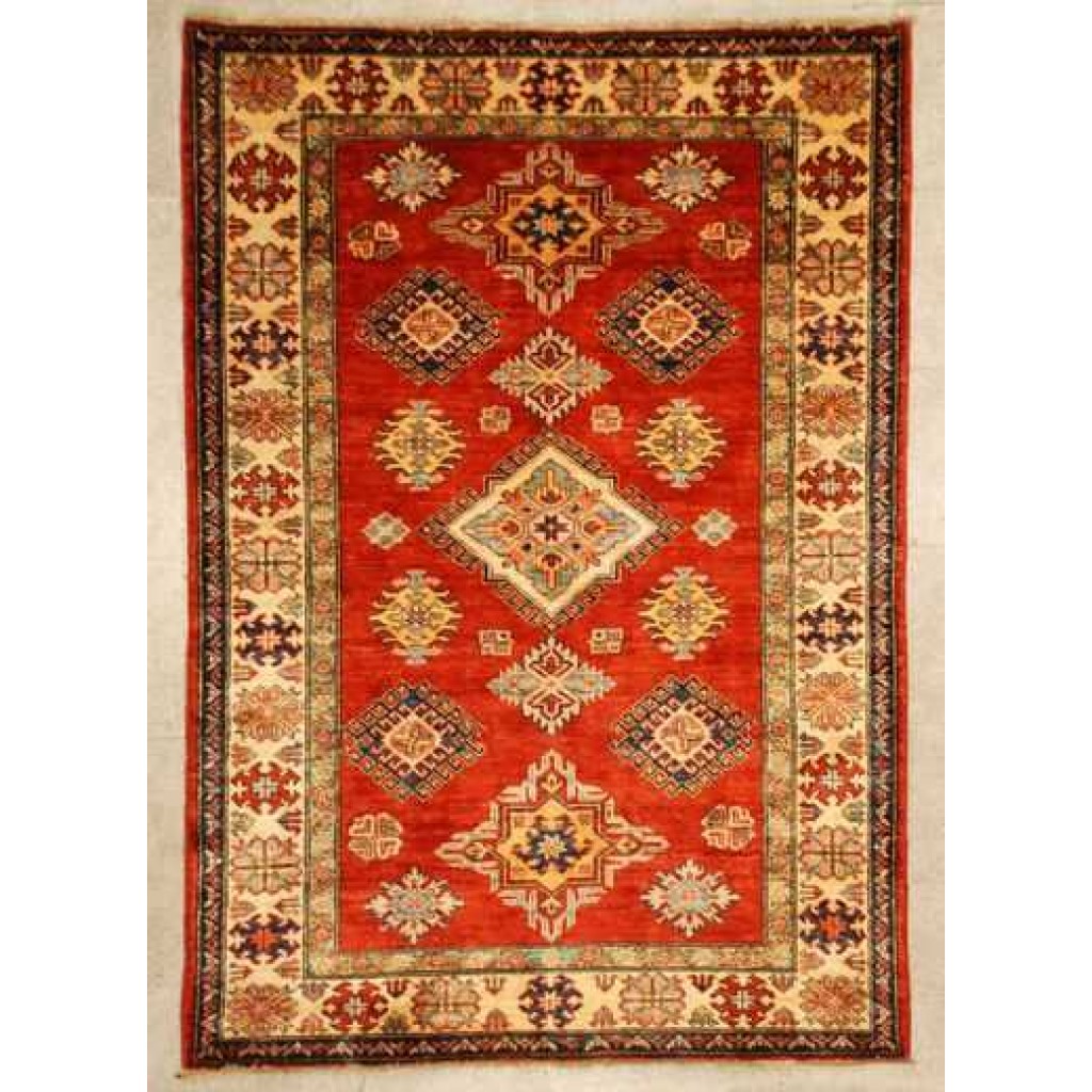 Tappeto decorativo lesghi con motivi decorativi geometrici uncinati su sfondo rosso e sullo spesso bordo bianco