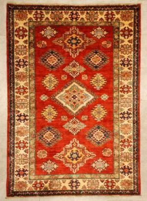 Tappeto decorativo lesghi con motivi decorativi geometrici uncinati su sfondo rosso e sullo spesso bordo bianco