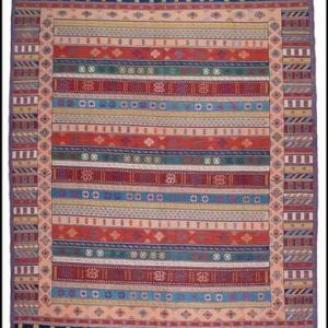Tappeto Kilim contemporaneo a tessitura piatta, dai colori rossi, blu, arancio e verdi vivaci, e motivi decorativi geometrici a fasce a tutto campo e nello spesso bordo