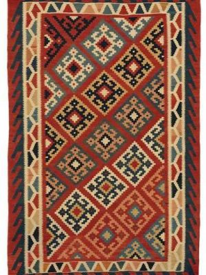 Tappeto contemporaneo kilim persiano con motivi decorativi geometrici a rombo uncinato sul campo rosso e doppio bordo
