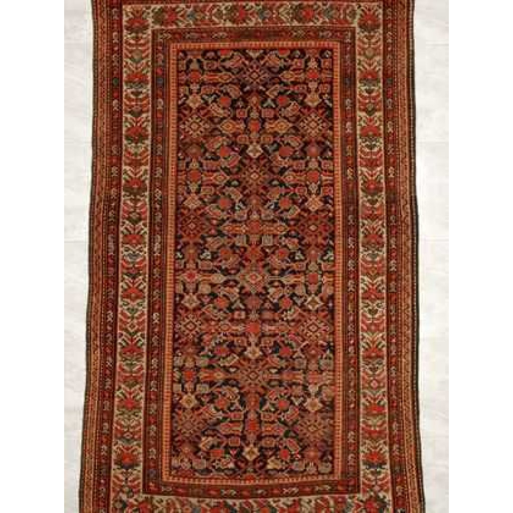 Tappeto shirvan antico con intricati dettagli decorativi geometrici rossi sul campo blu del tappeto e sullo spesso bordo bianco e rosso