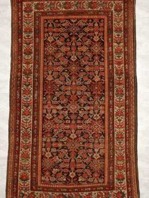 Tappeto shirvan antico con intricati dettagli decorativi geometrici rossi sul campo blu del tappeto e sullo spesso bordo bianco e rosso
