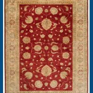 Tappeto decorativo herati rosso con spesso bordo beige e motivi decorativi floreali classici