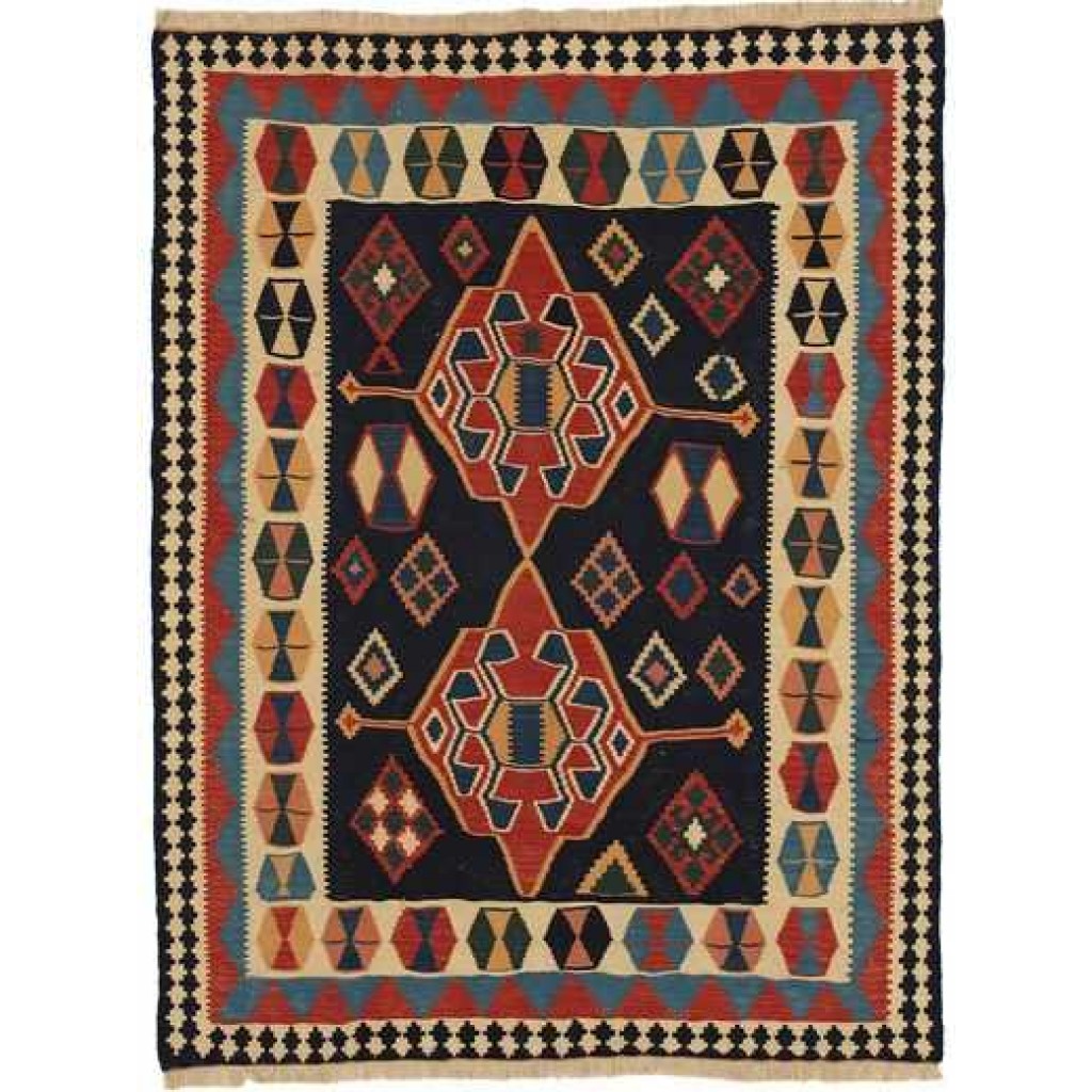 Tappeto contemporaneo kilim persiano con medaglione centrale lineare e astratto e motivi decorativi geometrici su fondo scuro. Triplo bordo con motivi decorativi geometrici a rombi e triangoli