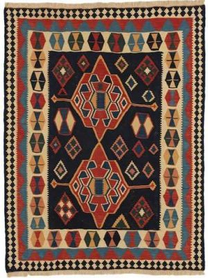 Tappeto contemporaneo kilim persiano con medaglione centrale lineare e astratto e motivi decorativi geometrici su fondo scuro. Triplo bordo con motivi decorativi geometrici a rombi e triangoli