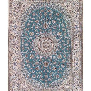Tappeto persiano nain nola con medaglione centrale bianco, intricati dettagli decorativi floreali su campo azzurro e spesso bordo