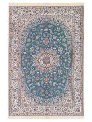 Tappeto persiano nain nola con medaglione centrale bianco, intricati dettagli decorativi floreali su campo azzurro e spesso bordo