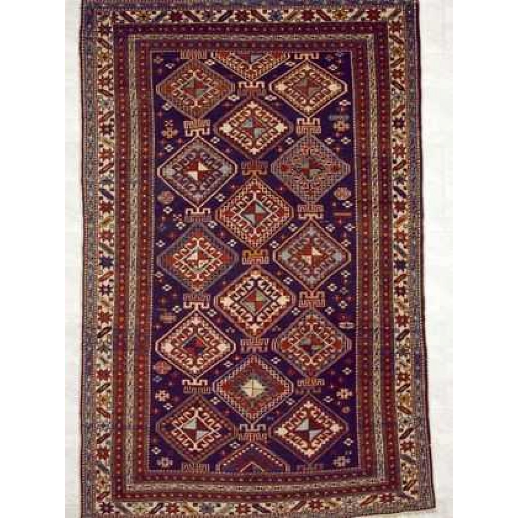 Tappeto shirvan antico con intricati dettagli decorativi geometrici rossi sul campo blu del tappeto e sullo spesso bordo bianco e blu