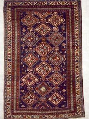 Tappeto shirvan antico con intricati dettagli decorativi geometrici rossi sul campo blu del tappeto e sullo spesso bordo bianco e blu