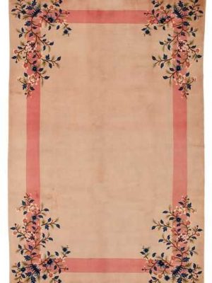 Tappeto cinese old peking rosa con bordatura rosa e dettagli decorativi floreali blu agli angoli