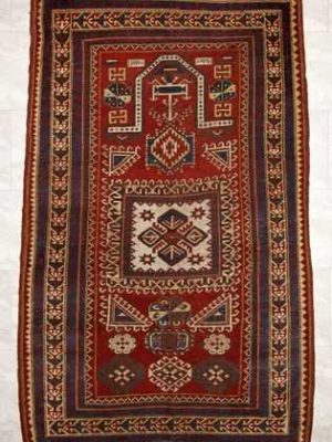 Tappeto shirvan antico con medaglione centrale geometrico bianco e intricati dettagli decorativi geometrici sul campo rosso del tappeto e sullo spesso bordo rosso e blu