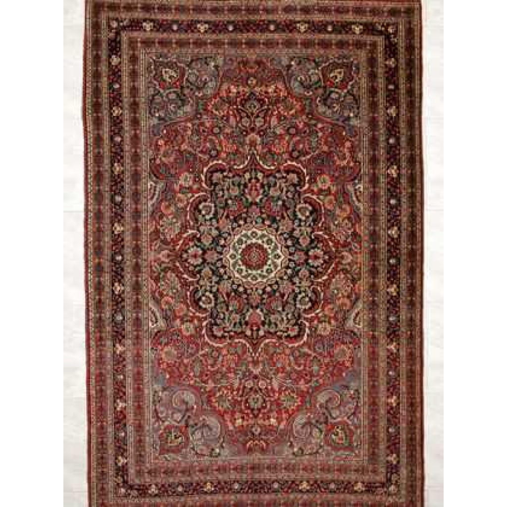 Tappeto mud antico con medaglione centrale bianco e blu su fondo rosso e intricati dettagli decorativi floreali sul campo e sul bordo del tappeto