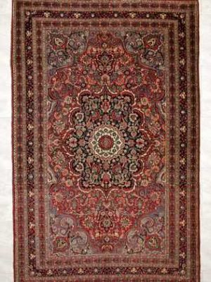 Tappeto mud antico con medaglione centrale bianco e blu su fondo rosso e intricati dettagli decorativi floreali sul campo e sul bordo del tappeto