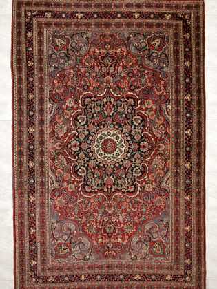Tappeto mud antico con medaglione centrale bianco e blu su fondo rosso e intricati dettagli decorativi floreali sul campo e sul bordo del tappeto