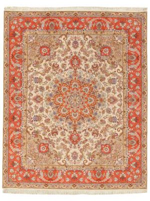 Tappeto persiano nain con medaglione centrale arancio, intricati dettagli decorativi floreali bianchi su campo rosso e spesso bordo arancio