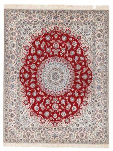 Tappeto persiano nain con medaglione centrale, intricati dettagli decorativi floreali bianchi su campo rosso e spesso bordo