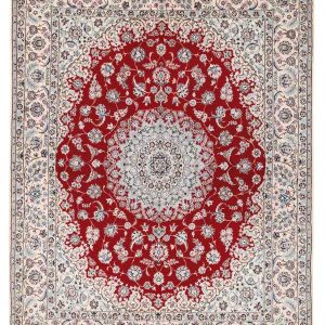 Tappeto persiano nain con medaglione centrale, intricati dettagli decorativi floreali bianchi su campo rosso e spesso bordo