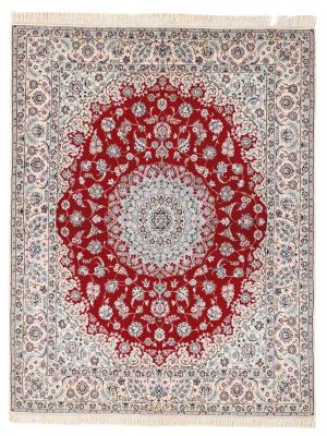 Tappeto persiano nain con medaglione centrale, intricati dettagli decorativi floreali bianchi su campo rosso e spesso bordo