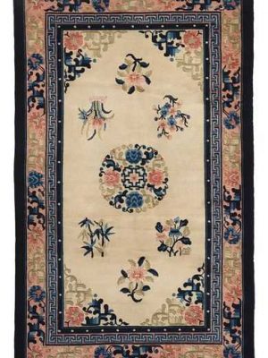 Tappeto cinese antik finish con medaglione centrale e motivi decorativi floreali blu sul bordo e gli angoli del campo rosa del tappeto