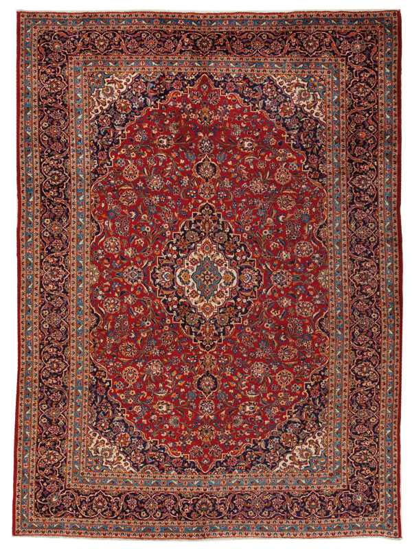 tappeto persiano originale keshan con medaglione centrale bianco e blu su sfondo rosso, decorato con intricati motivi floreali, e spesso bordo blu scuro
