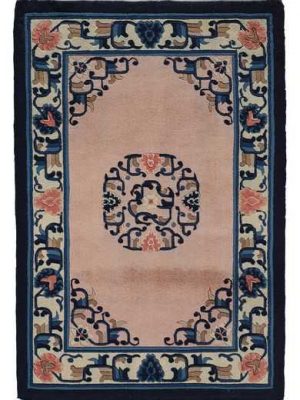 Tappeto cinese antik finish con medaglione centrale e motivi decorativi lineari e floreali blu sul bordo e gli angoli del campo rosa del tappeto