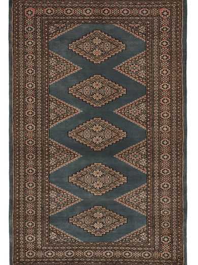 tappeto antico buk merinos, con cinque medaglioni centrali geometrici centrali su sfondo blu e disegni geometrici tribali sullo spesso bordo